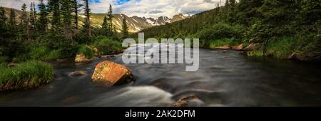 Colorado Panorama der Rocky Mountains und der Indian Peaks Wilderness und einen Stream von langen See Stockfoto