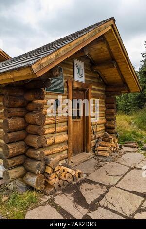 Elizabeth Parker Hütte an einem kalten Tag im September in den Lake O'Hara Bereich der Yoho National Park, British Columbia, Kanada Stockfoto