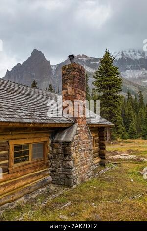 Elizabeth Parker Hütte mit Wiwaxy Gipfel an einem kalten Tag im September in den Lake O'Hara Bereich der Yoho National Park, British Columbia, Kanada Stockfoto