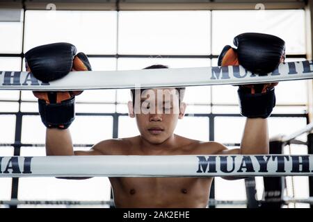 Boxer ist eine Meditation Seil auf die Thai Boxing Ring. Stockfoto