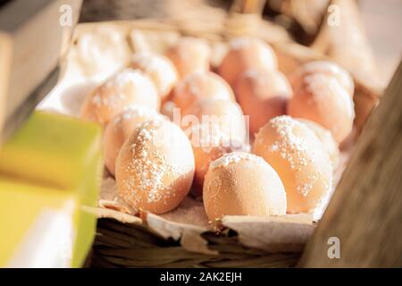 Eier von Salz auf der Platte mit Hilfe von Sonnenlicht in der Landschaft. Stockfoto