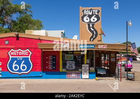 Seligman, Arizona, USA - 01. Juni 2015: Souvenirshop, Symbol der legendären Route 66 auf der Fassade des Gebäudes. Stockfoto