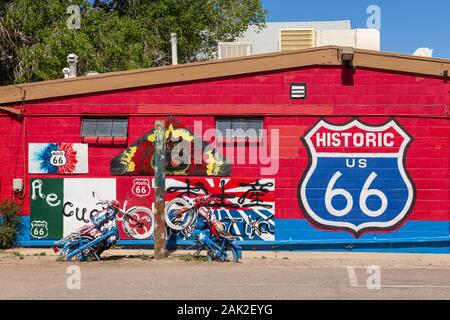 Seligman, Arizona, USA - 01. Juni 2015: Souvenirshop, Symbol der legendären Route 66 auf der Fassade des Gebäudes. Stockfoto