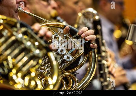 Junge Frau spielen auf Horn während der Philharmonie Stockfoto