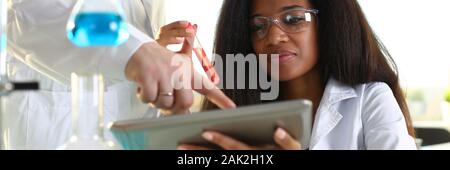 Eine Ärztin in einem chemischen Labor hält Stockfoto
