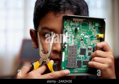 Cute Schüler halb geschlossen Elektronik Computer Teil Stockfoto