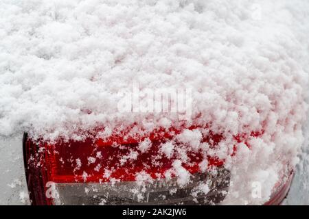 Der Wagen war komplett mit Schnee im Hinterhof abgedeckt. Stockfoto