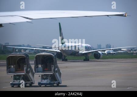 EVA Air A320 Jet auf Der Landebahn Mit AirStairs- Taoyuan International Airport - Taipeh, Taiwan Stockfoto