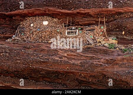 Höhle von einem Fischer, Aufbau der Steine und Müll in die Klippe Stockfoto