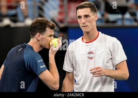 Sydney, Australien. 7. Januar 2020; Sydney Olympic Park Tennis Centre, Sydney, New South Wales, Australien; ATP-wm Australien, Sydney, Tag 5; Großbritannien gegen Moldawien; Jamie Murray und Joe Salisbury in Großbritannien gegen Alexander Cozbinov und Radu Albot der Republik Moldau; Jamie Murray und Joe Salisbury Großbritannien sprechen Taktiken während ihres Gleichen gegen Alexander Cozbinov und Radu Albot der Republik Moldau - Redaktionelle Verwendung Credit: Aktion Plus Sport Bilder/Alamy leben Nachrichten Stockfoto
