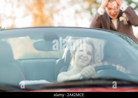 Braut verlassen mit dem Auto von ihren Bräutigam. Stockfoto