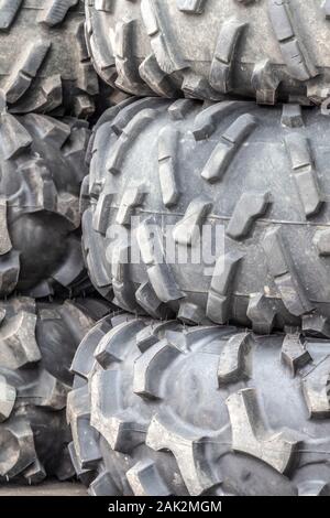 Ein Stapel von Offroad Reifen für den Motorsport Wettbewerbe vorbereitet. Stockfoto