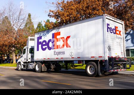 Dez 27, 2019 Sunnyvale/CA/USA - FedEx Express auf der Seite der Straße geparkt in einem Towm Stockfoto