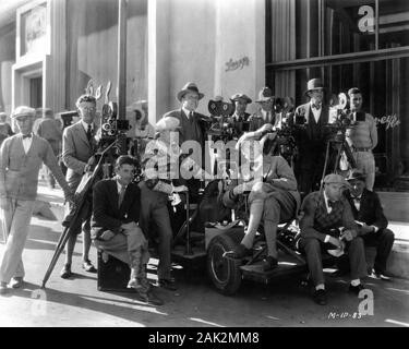 Regisseur Friedrich Wilhelm Murnau und Kameraleute KARL STRUSS (links) und Charles Roscher (links Mitte Kamera) mit Film Crew am Set offen Dreharbeiten Stadt Szenen für Sonnenaufgang: EIN LIED VON ZWEI MENSCHEN 1927 Direktor F. W. Murnaus Stummfilm mit Musik und Soundeffekten Fox Film Corporation Stockfoto