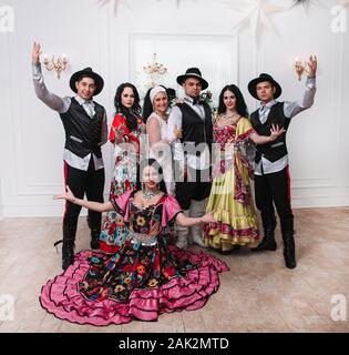 Folk Ensemble von Gypsy Dance in Trachten. Stockfoto