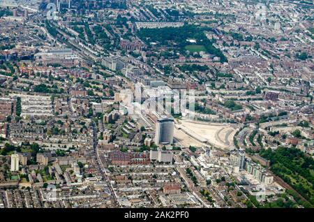 Luftaufnahme Blick nach Norden über Earls Court und Holland Park Bezirke von London an einem sonnigen Morgen. Die Kaiserin State Building ist in Richtung t Stockfoto