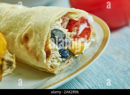 Südwesten Huhn Hummus Wrap, Südwesten, Küche, Traditionelle verschiedene amerikanische Gerichte, Ansicht von oben. Stockfoto