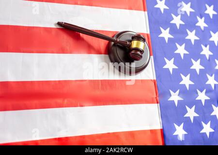 United States flag mit hölzernen Hammer auf Sie Stockfoto