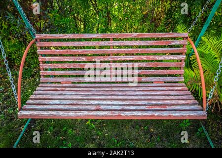 Garten alte hölzerne Schwingen im Hinterhof eines ländlichen Haus. Stockfoto