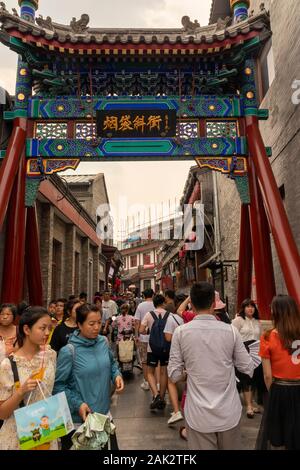 Eingang zur schmalen Straße in der Altstadt, Peking China Stockfoto