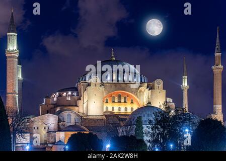 In der Nacht über die Hagia Sophia oder der Hagia Sophia Kirche der Heiligen Weisheit in Istanbul, Türkei Stockfoto