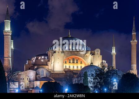 In der Nacht über die Hagia Sophia oder der Hagia Sophia Kirche der Heiligen Weisheit in Istanbul, Türkei Stockfoto