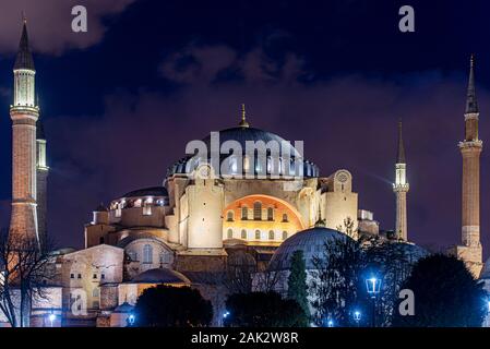 In der Nacht über die Hagia Sophia oder der Hagia Sophia Kirche der Heiligen Weisheit in Istanbul, Türkei Stockfoto