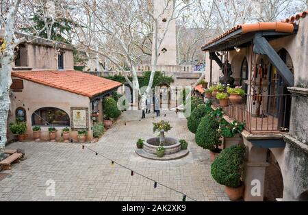 Sedona, Arizona, USA: Innenhof im Tlaquepaque Arts & Shopping Village mit Weihnachtsdekorationen. Stockfoto