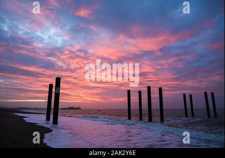 Brighton UK 7. Januar 2020 - einen wunderschönen Sonnenaufgang über Brighton Beach und das Meer heute morgen als den nassen und windigen Wetter Prognose ist in Großbritannien in den nächsten Tagen zu verbreiten. Foto: Simon Dack/Alamy leben Nachrichten Stockfoto