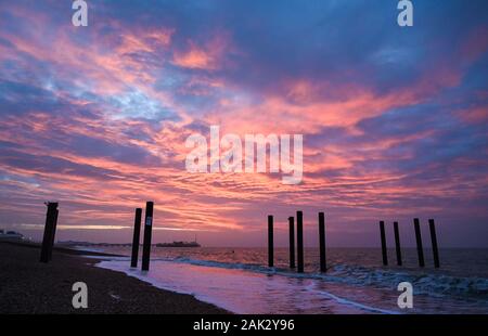 Brighton UK 7. Januar 2020 - einen wunderschönen Sonnenaufgang über Brighton Beach und das Meer heute morgen als den nassen und windigen Wetter Prognose ist in Großbritannien in den nächsten Tagen zu verbreiten. Foto: Simon Dack/Alamy leben Nachrichten Stockfoto