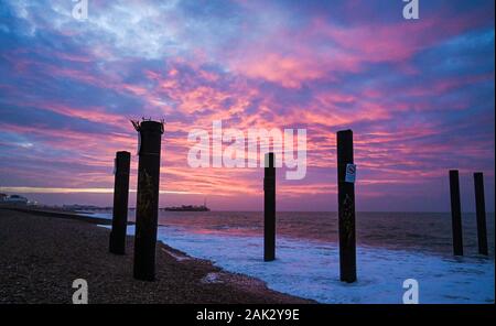 Brighton UK 7. Januar 2020 - einen wunderschönen Sonnenaufgang über Brighton Beach und das Meer heute morgen als den nassen und windigen Wetter Prognose ist in Großbritannien in den nächsten Tagen zu verbreiten. Foto: Simon Dack/Alamy leben Nachrichten Stockfoto