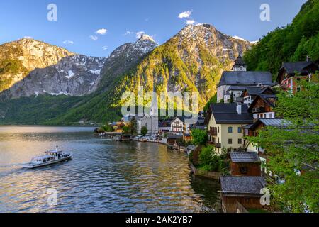 Hallstatt, Österreich, Natur Landschaft von Hallstatt Dorf mit Blick auf den See und die Berge Stockfoto