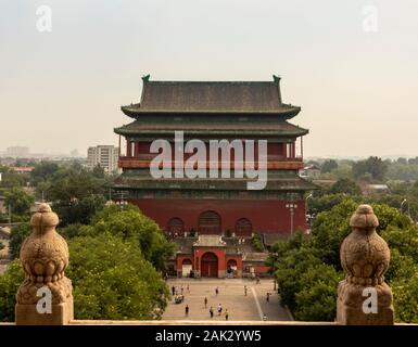 Blick auf den Trommelturm vom Bell Tower, Peking China Stockfoto