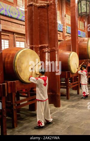 Trommler durchführen für Touristen an der Drum Tower in Peking, China Stockfoto