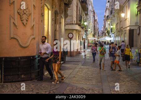 Provinz Cadiz/Cadiz Stadt: Strassenszene in der Calle San Jose, Andalusien | Verwendung weltweit Stockfoto