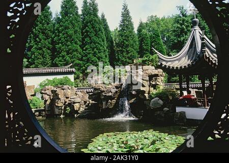 Kleinen Pavillons und Teiche markieren Sie den Garten im chinesischen Stil der RUB, Ruhr-Universität Bochum, Nordrhein-Westfalen, Deutschland. (Undatiertes Foto) | Uns Stockfoto