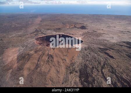 Blick auf einen Schildvulkan aus einem Hubschrauber Big Island Hawaii USA Stockfoto