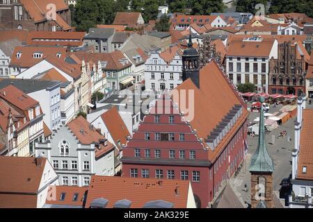 Blick von der evangelische Dom St. Nikolai auf den Marktplatz und das Rathaus der Stadt Greifswald, Mecklenburg-Vorpommern, Deutschland. ( Stockfoto