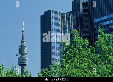 Blick auf den Fernsehturm Florian und die Skyline von Dortmund, Nordrhein-Westfalen, Deutschland. (Undatiertes Foto) | Verwendung weltweit Stockfoto