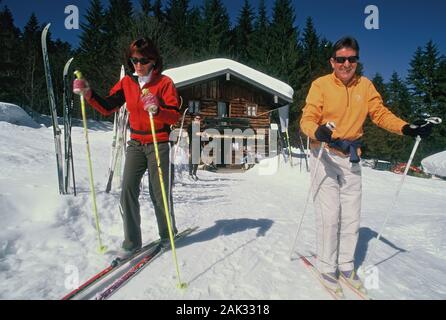 Langläufer starten zu einer Tour auf die Chiemgauer Cross-Country Ski Run am Sachenbach Alp in der berühmten Luftkurort Reit im Winkl in der Stockfoto