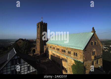 Ein Blick von der Südturm der Wartburg in Eisenach, Deutschland, über die Große Halle, der donjon und dem gadem. Die Wartburg wurde in 10 gegründet. Stockfoto