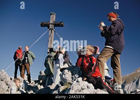 Wanderer am Kreuz Neuerstellung auf dem Gipfel des Jenner Berg, mit einer Höhe von 1874 Metern und ist ein Teil der Göllstock massiv im Stockfoto