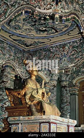 Eine goldene Figur eecorates das Innere der Grabstätte von König Khai Dinh in Hue, einer reichen Geschichte Hafenstadt am Südchinesischen Meer in Zentralvietnam. Stockfoto