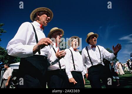 Während der jährlichen Art déco-Wochenende kostümierten einheimische Singen in Napier, eine Stadt auf der Nordinsel von Neuseeland, die fast vollständig erhalten ist Stockfoto