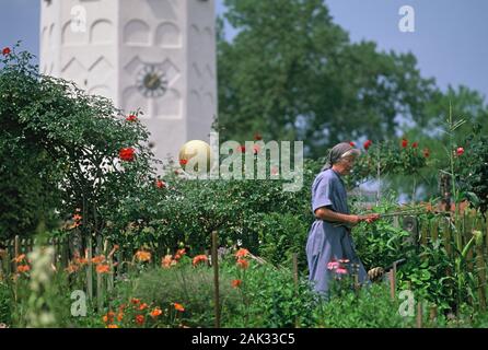 Eine Nonne im Kloster Garten des Klosters Frauenwörth auf der Insel Frauenchiemsee in Chiemsee in der Oberbayerischen region Ch Stockfoto
