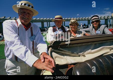 Während der jährlichen Art déco-Wochenende Einheimische in einem Oldtimer sitzen und fahren durch Napier, eine Stadt auf der Nordinsel von Neuseeland, die nearl Stockfoto