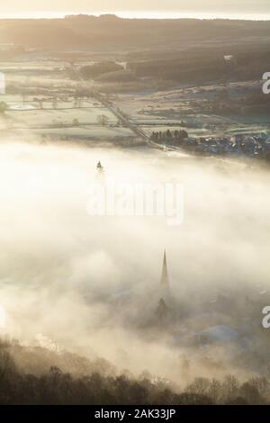 Einem nebligen Morgen in Callander von Callander Crags, Callander, Schottland gesehen Stockfoto