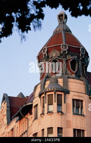 Blick auf ein Detail von einem Art Nouveau Gebäude am Dugonics Platz in Szeged, Ungarn. (Undatiertes Foto) | Verwendung weltweit Stockfoto