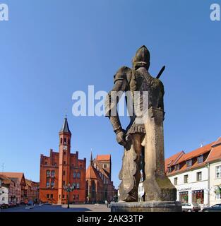 Der Markt in Perleberg in Brandenburg, Deutschland, ist durch eine Statue des Ritters Roland, das Rathaus und die St. Jacobi Kirche dominiert. (Undate Stockfoto