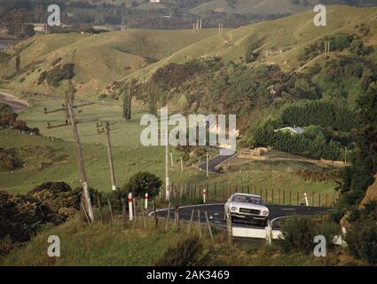 State Highway 25 schlängelt sich durch eine hügelige Landschaft auf der Nordinsel von Neuseeland. Die Straße hat eine Länge von 240 Kilometern. Es beginnt in Stockfoto